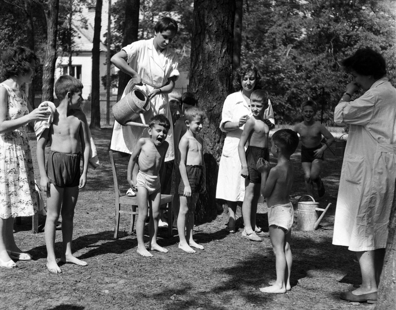 Kolonie w PRL - kąpiel wodna podczas kolonii w Sulejówku