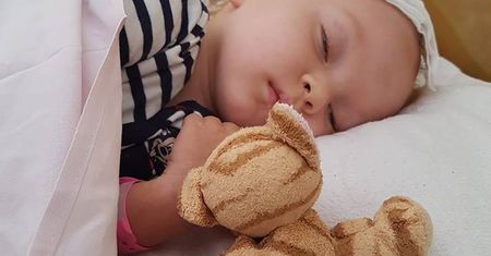 2-letnia Marysia walczy z rakiem móżdżku. Możesz pomóc!
