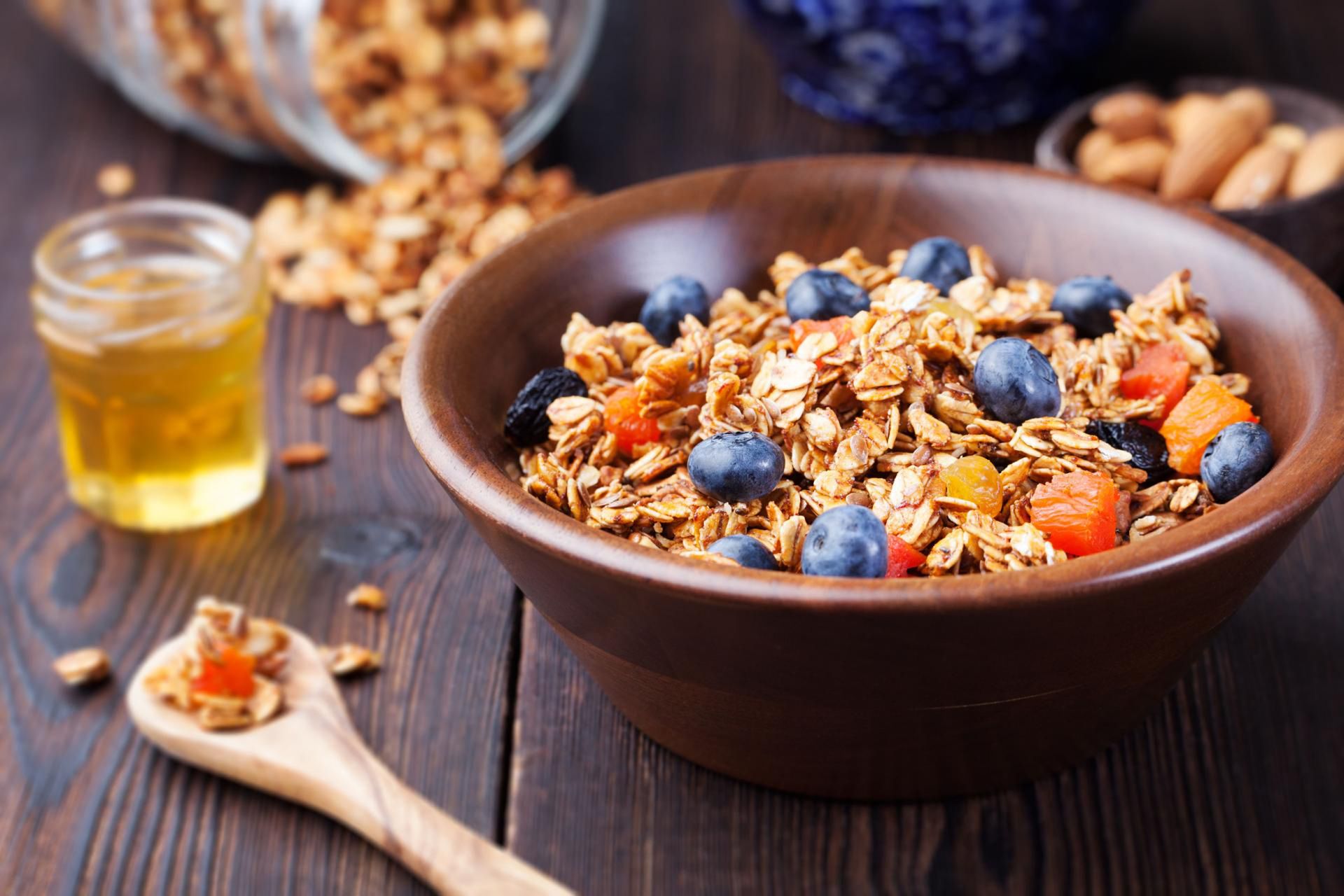 Chcąc uniknąć hiper czy hipoglikemii należy stosować właściwą dietę