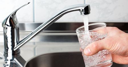 Magnetyzery wody poprawiają wchłanianie wapnia? Dałeś się nabrać na kolejną ściemę