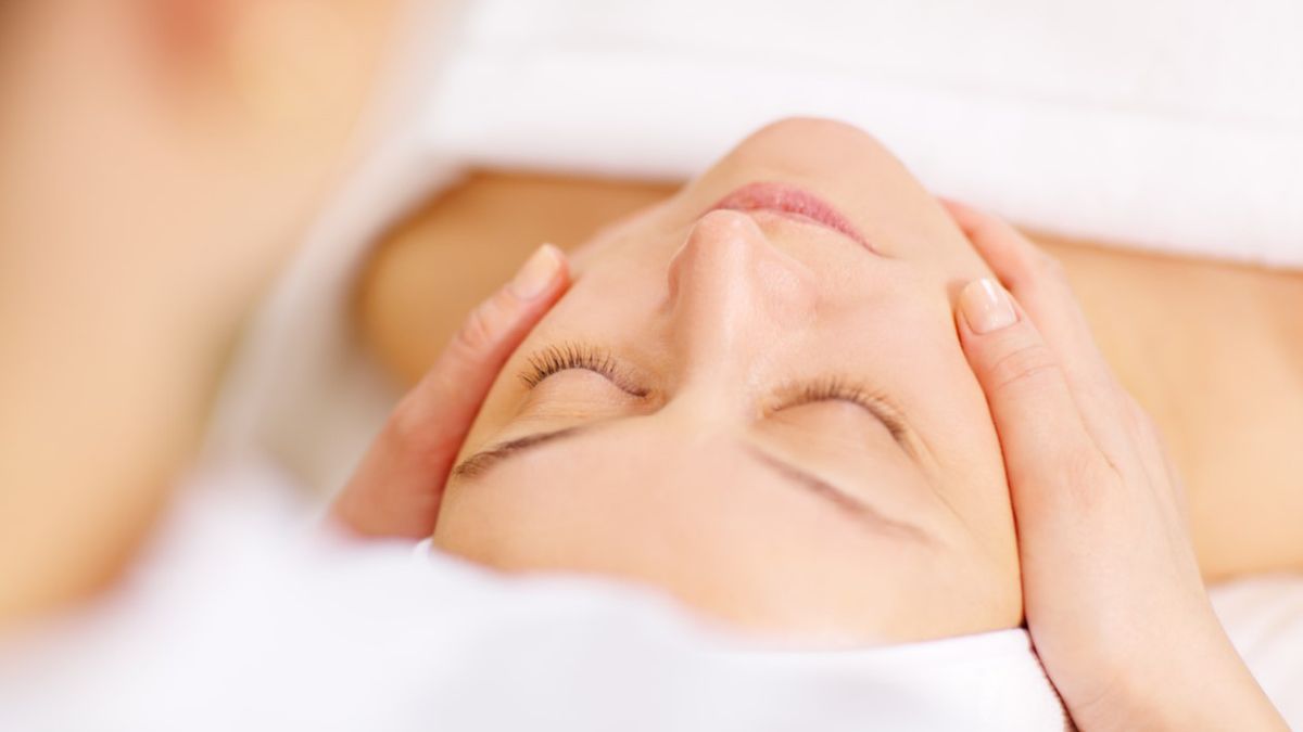 Kwasy na twarz pomagają zniwelować takie problemy jak: zaskórniki, trądzik pospolity czy rozszerzone pory.