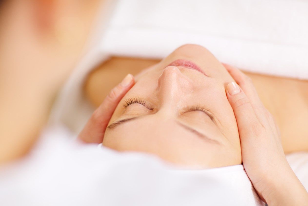 Kwasy na twarz - rodzaje, efekty, przeciwwskazania, cena