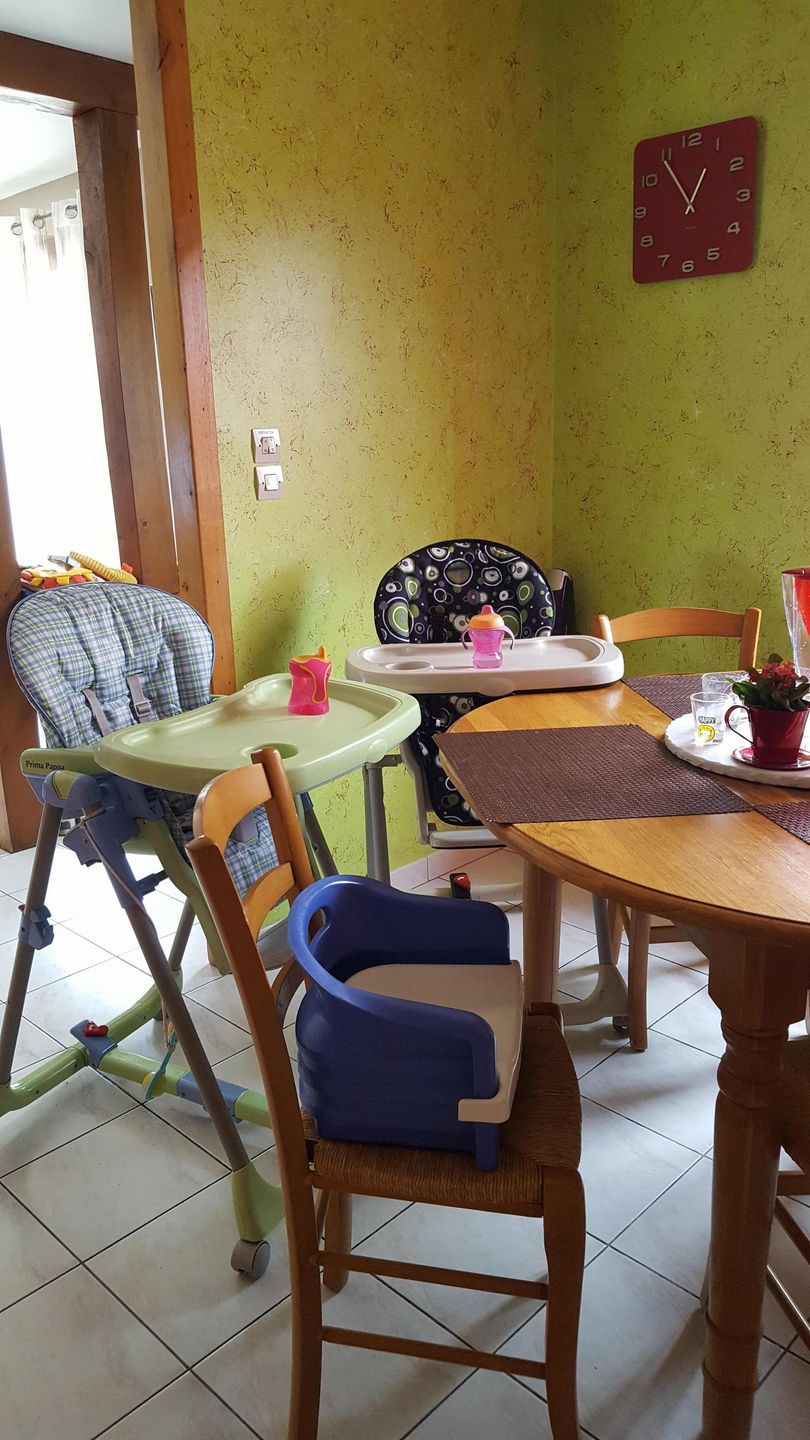 Stół w salonie na szczęście ma odpowiednie rozmiary, by pomieścić wszytskich