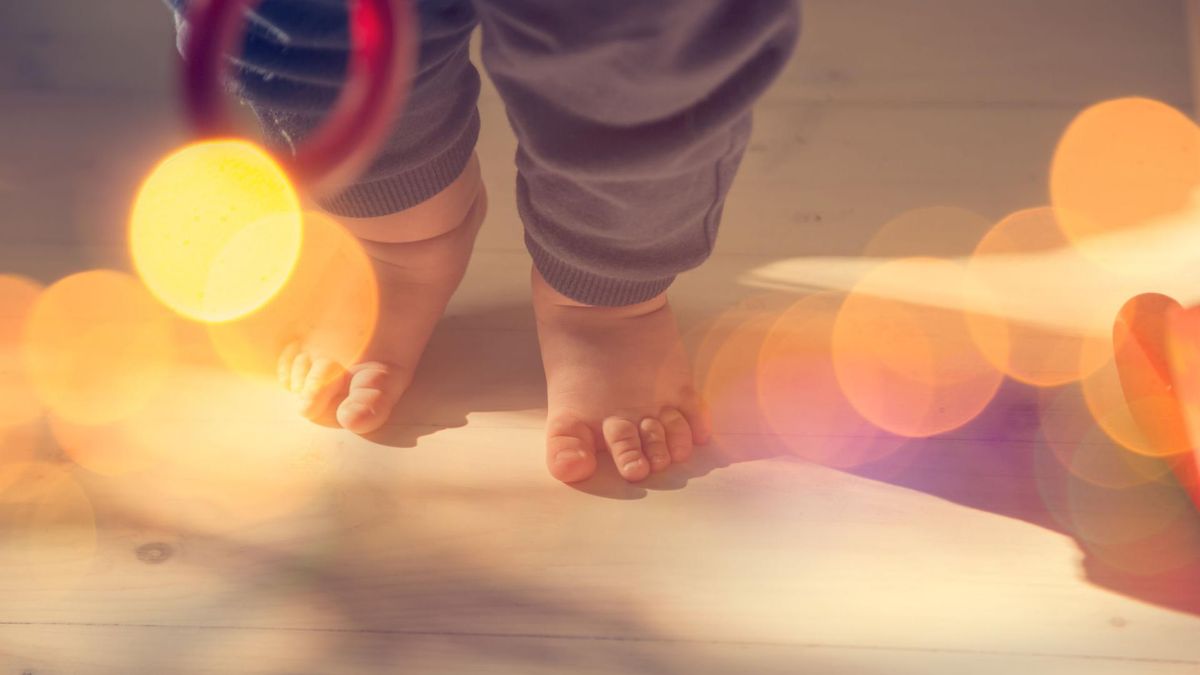 Dziecko chodzi na palcach