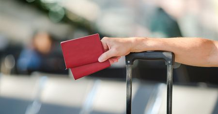 Dziecko porysowało ojcu paszport. Mężczyzna nie może wrócić do domu