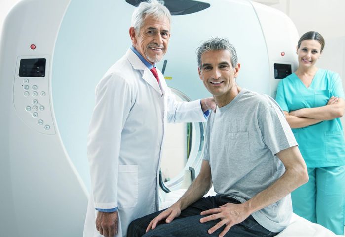 Tomografia komputerowa jest wykonywana na zlecenie lekarza.