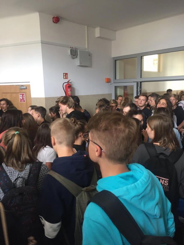 Przerwa w warszawskiej szkole średniej.