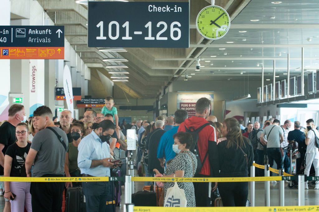 Eksperci zalecają przygotowania do kolejnej fali. Zakażonych zacznie przybywać po wakacjach
