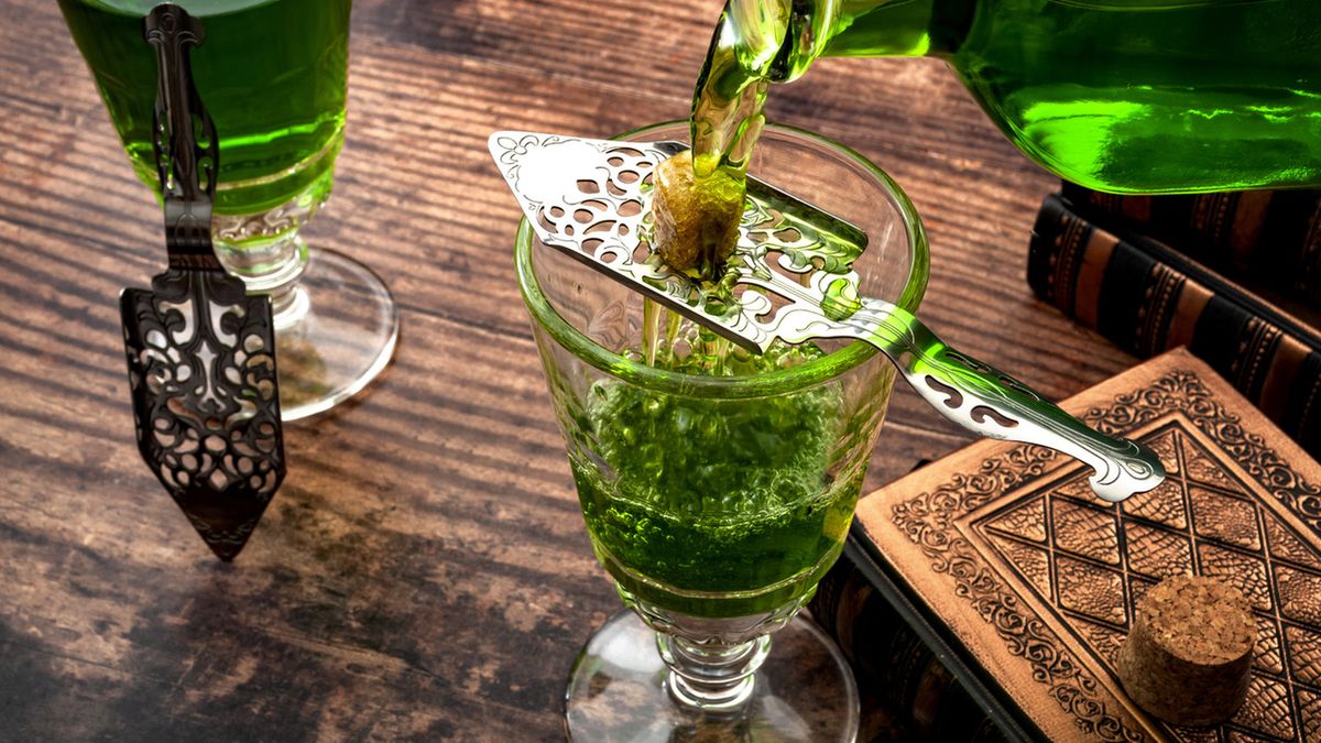Absynt (zielona wróżka) to alkohol o gorzkim i ziołowym smaku.