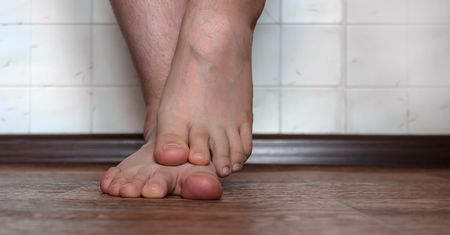 Pierwszy objaw wysokiego cholesterolu. Poczujesz go podczas chodzenia