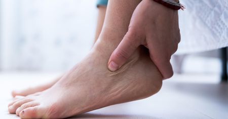 Objaw widoczny na kostce. Świadczy o wysokim cholesterolu