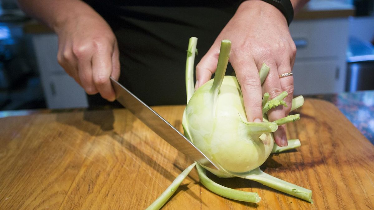 Nie tylko pyszna, ale i zdrowia. Dlaczego warto jeść kalarepę? Oto powody