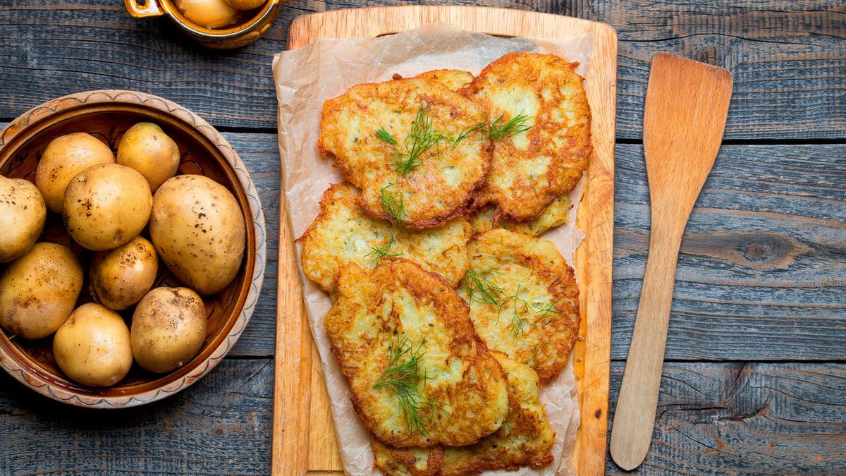 Placki ziemniaczane to szybka potrawa przygotowywana z surowych ziemniaków.