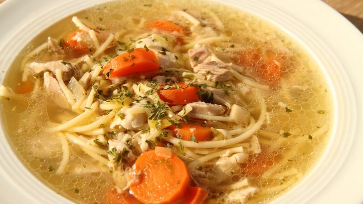 Wielu Polaków wciąż wrzuca do rosołu. Lepiej sobie darować