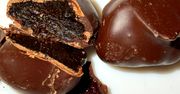 To nie tylko słodki przysmak. Śliwki w czekoladzie działają inaczej, niż większość deserów