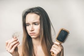 Nietypowe przyczyny wypadania włosów u kobiet. Mogą być oznaką choroby