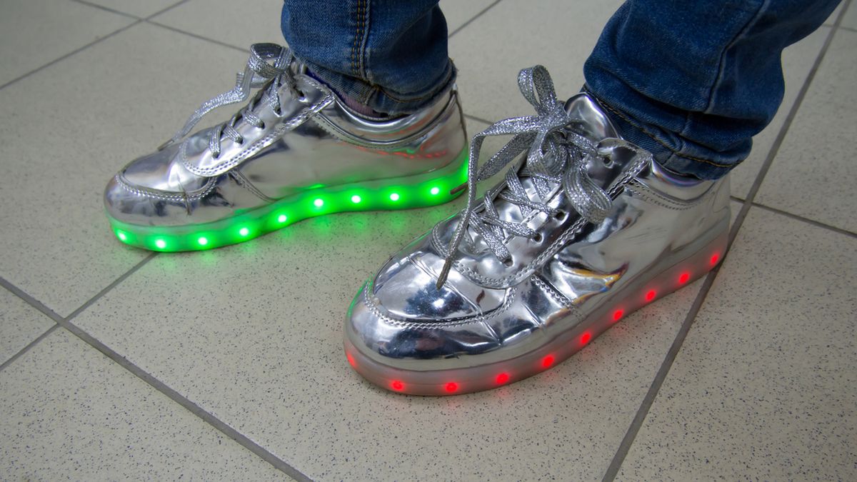 Świecące buty mogą uratować życie