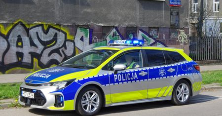 W pokoju 15-latka znaleziono noże i maskę. Dostał zarzut usiłowania zabójstwa rodziców
