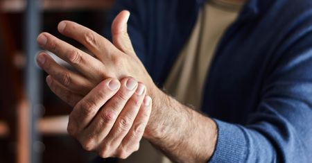 Pierwsze objawy parkinsona. Mogą pojawić się już przed czterdziestką