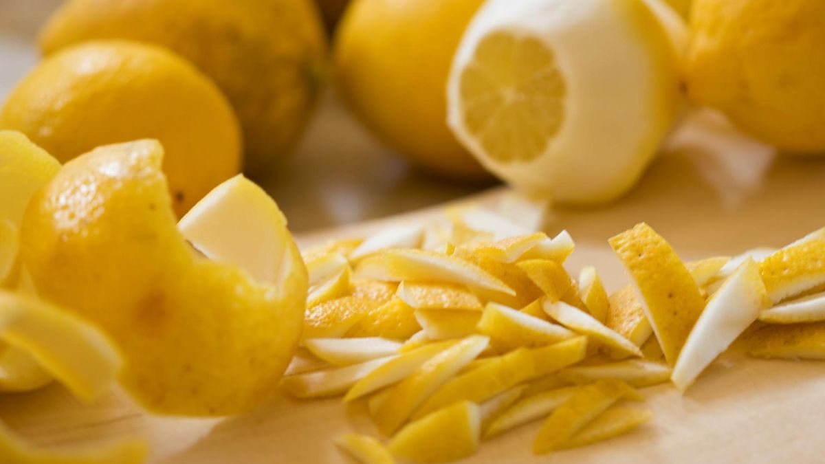 Skórka cytrynowa wyróżnia się większą ilością flawonoidów niż miąższ samego owocu.