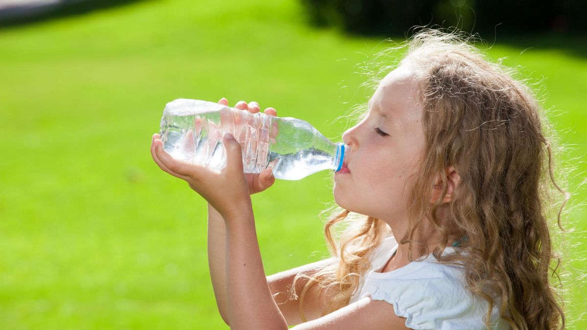 Picie wody przez dziecko