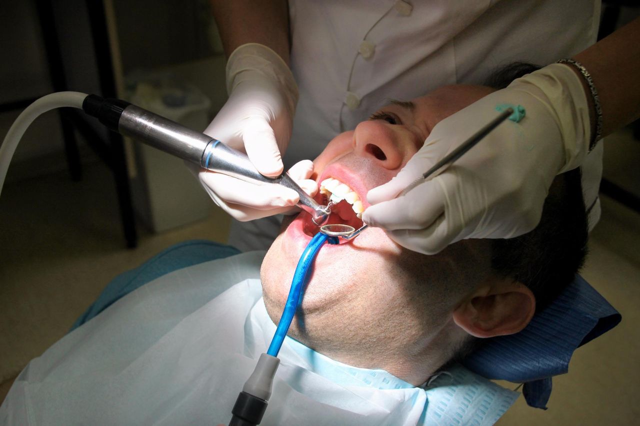 Tak zepsute zęby wpływają na zdrowie. Nie bagatelizuj objawów