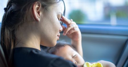 Jak sobie radzić z depresją poporodową? Objawy, przyczyny i leczenie depresji poporodowej