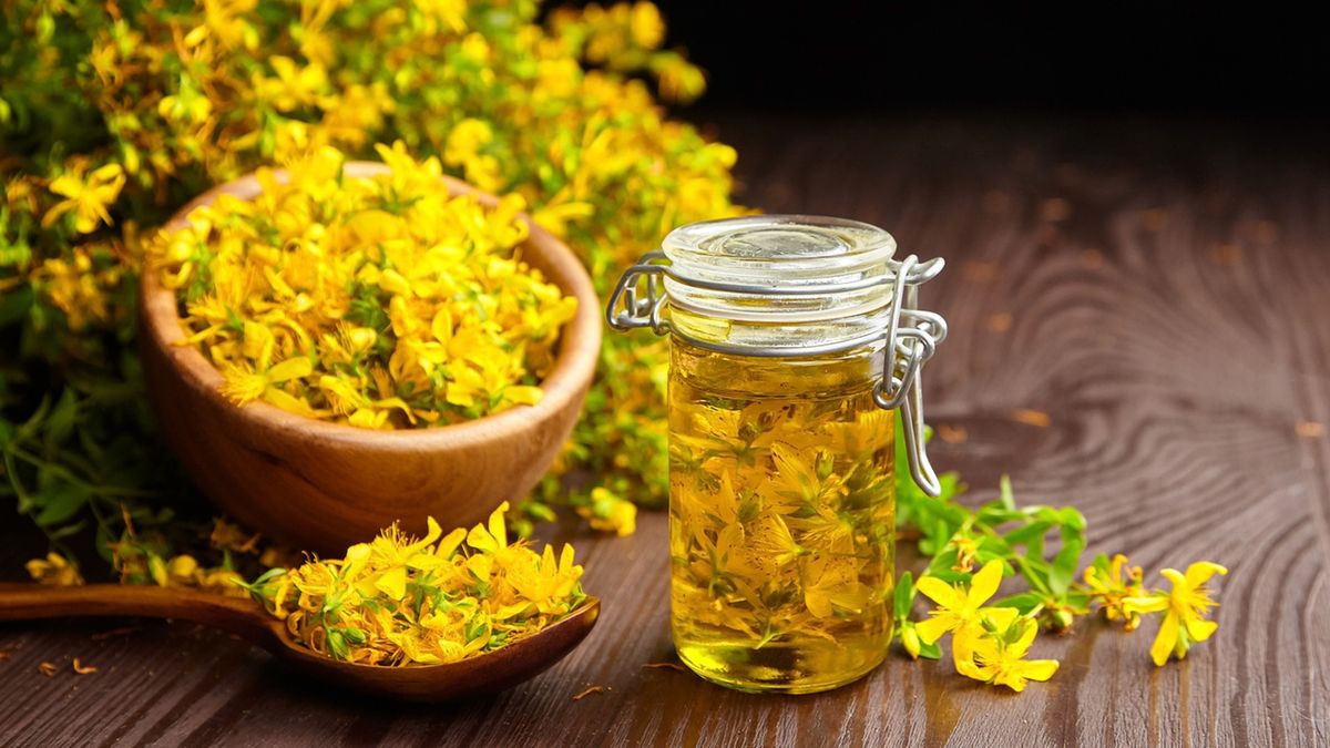 Ziele dziurawca to cenny surowiec zielarski.