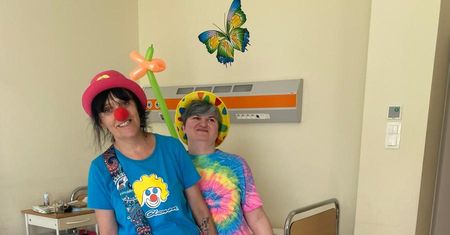 Odwiedza pacjentów w szpitalach jako dr clown. Stosuje terapię śmiechem