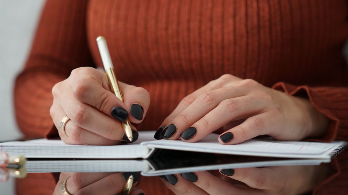 Czarne paznokcie cieszą się ostatnio sporą popularnością wśród użytkowniczek Instagrama.