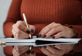 Czarne paznokcie - inspiracje, klasyczny manicure, manicure hybrydowy