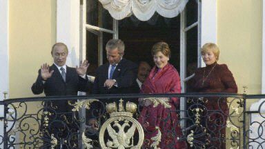 Prezydenci Putin i Bush wraz z małżonkami