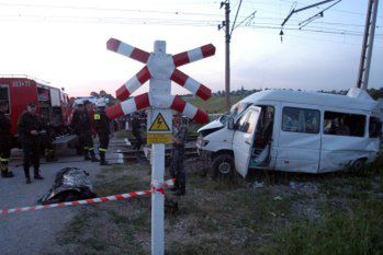 Trzy ofiary śmiertelne w zderzeniu lokomotywy z busem