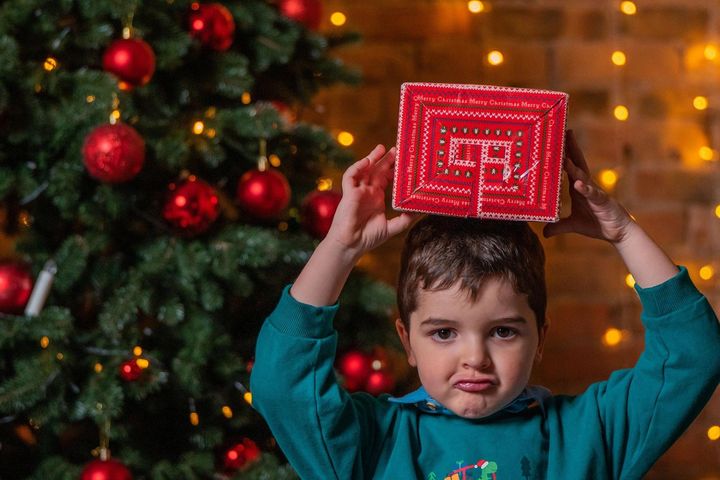 Chłopiec był niezadowolony ze świątecznego prezentu, rzucił nim o podłogę. Mama twierdzi, że nie zrobił nic złego