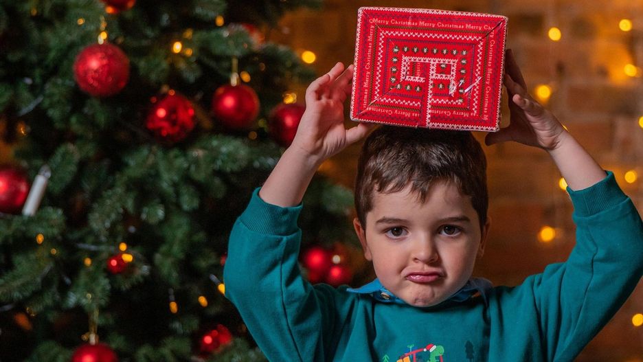 Chłopiec był niezadowolony ze świątecznego prezentu, rzucił nim o podłogę. Mama twierdzi, że nie zrobił nic złego