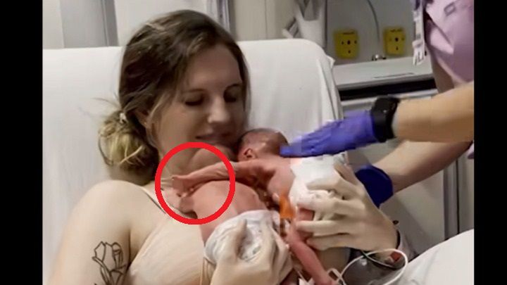 Niezwykłe nagranie. Pokazała pierwsze spotkanie bliźniaków