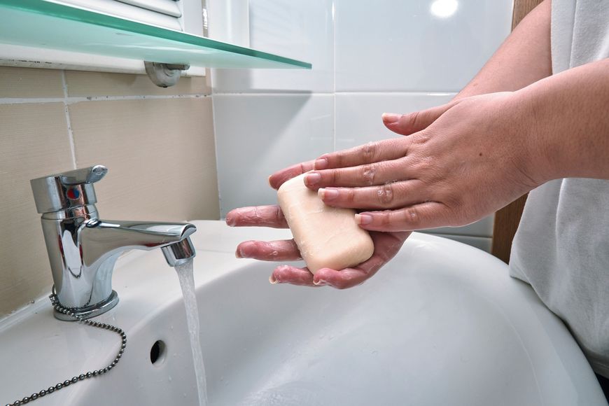 Mydło w kostce może zmniejszać naturalną barierę ochronną skóry 