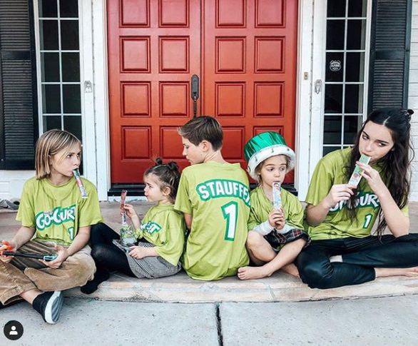 Piątka rodzeństwa przyzwyczaiła się, że ich życiu towarzyszy aparat i chętnie pozują do zdjęć 