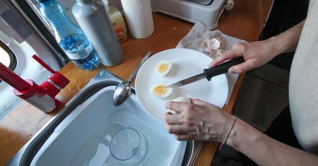 Jesz więcej niż jedno jajko tygodniowo? Przy tych schorzeniach jest to ryzykowne