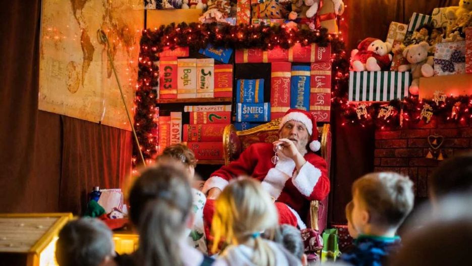 Pracuje jako święty Mikołaj. "Dzieci proszą mnie na ucho, by rodzice je kochali"