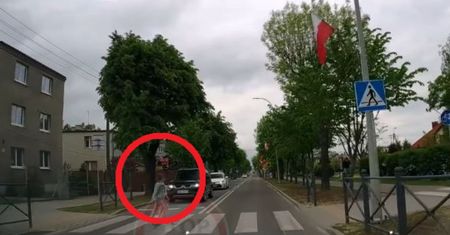 O krok od tragedii. "Przepisy są chore i uczą pieszych bezmyślności"