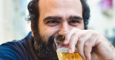 Pijemy 136 litrów rocznie. Dewastuje wątrobę i napędza otyłość bardziej niż wódka