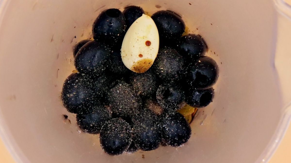 Zarówno oliwki, jak i oliwa z oliwek mają swoje zalety, choć działają trochę inaczej.