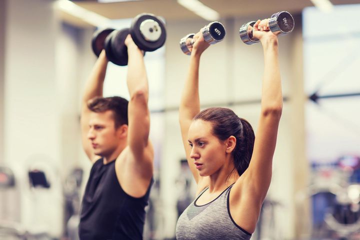 Jak zachować siłę mięśni, intensywnie ćwicząc?