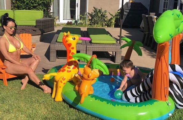 Seksowna babcia pomaga dzieciom w opiece nad wnukami