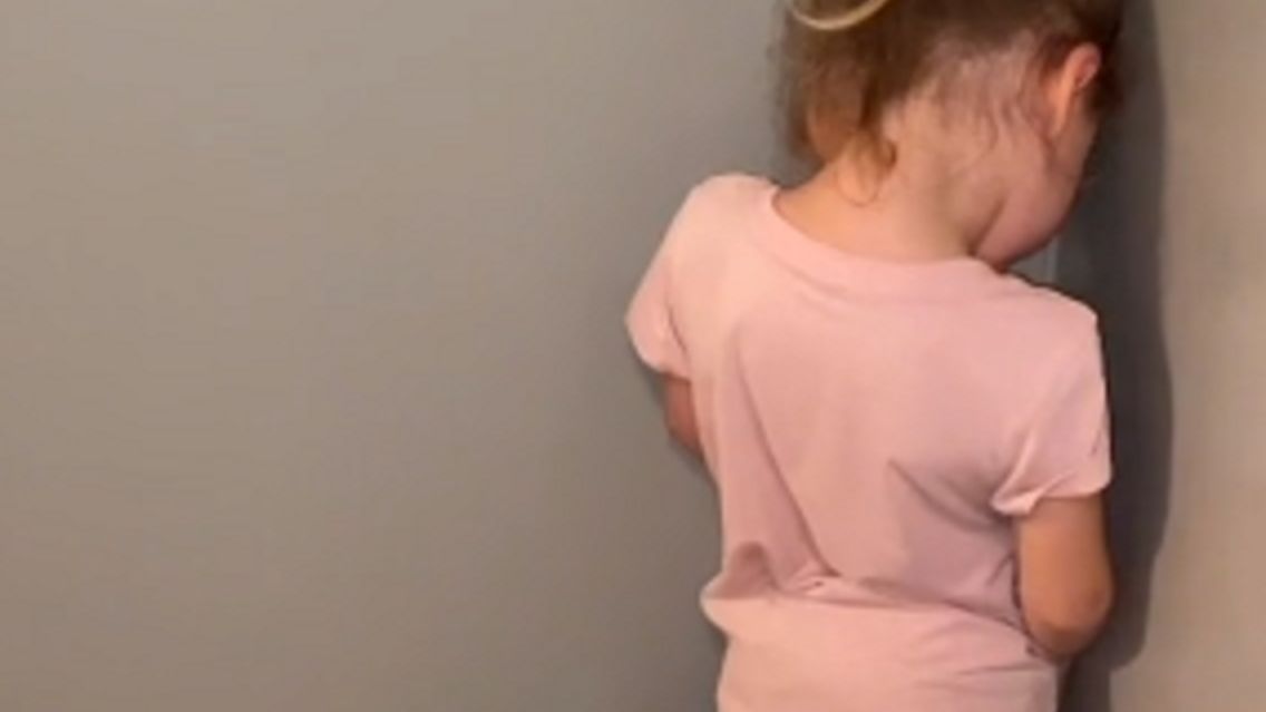 Matka postawiła córkę do kąta. Oto co zrobiła 3-latka