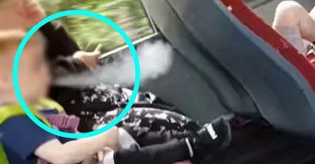 Nagrali dziecko z e-papierosem w autobusie. Jego mama siedziała obok