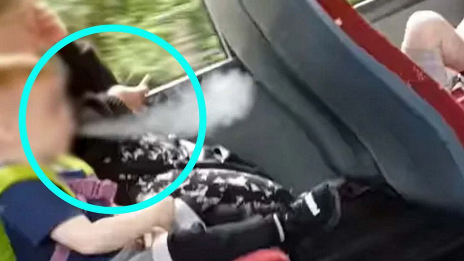 Dziecko paliło e-papierosa. Mama nie reagowała