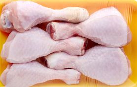 Nie myj świeżego kurczaka. Naukowcy ostrzegają przed chorobami
