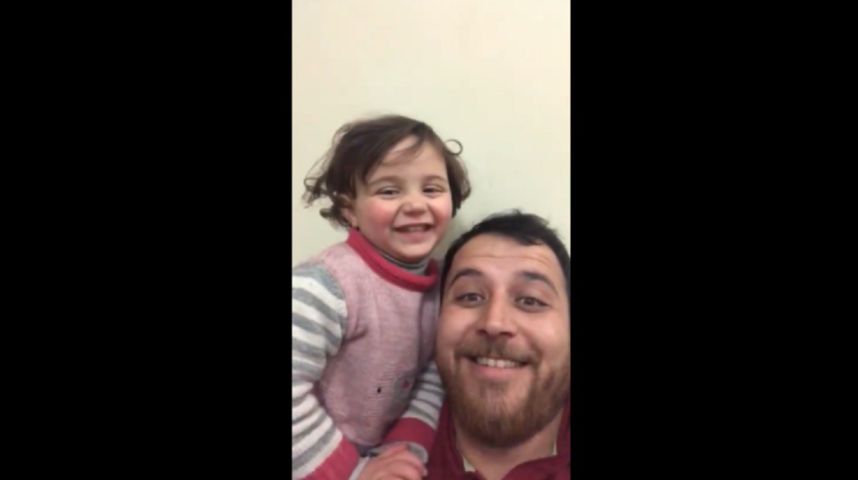 Tata 3-letniej dziewczynki z Syrii nauczył swoją córeczkę śmiać się podczas nalotów bombowych